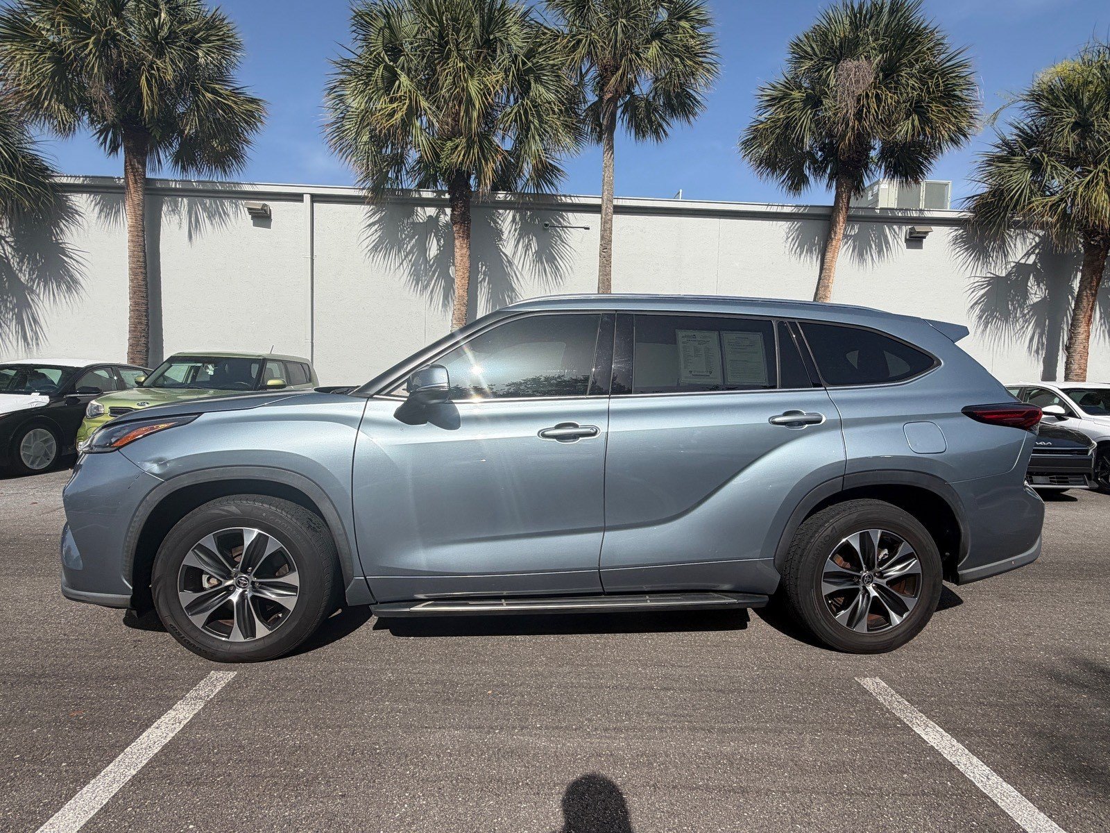 Used 2020 Toyota Highlander XLE FWD image 4