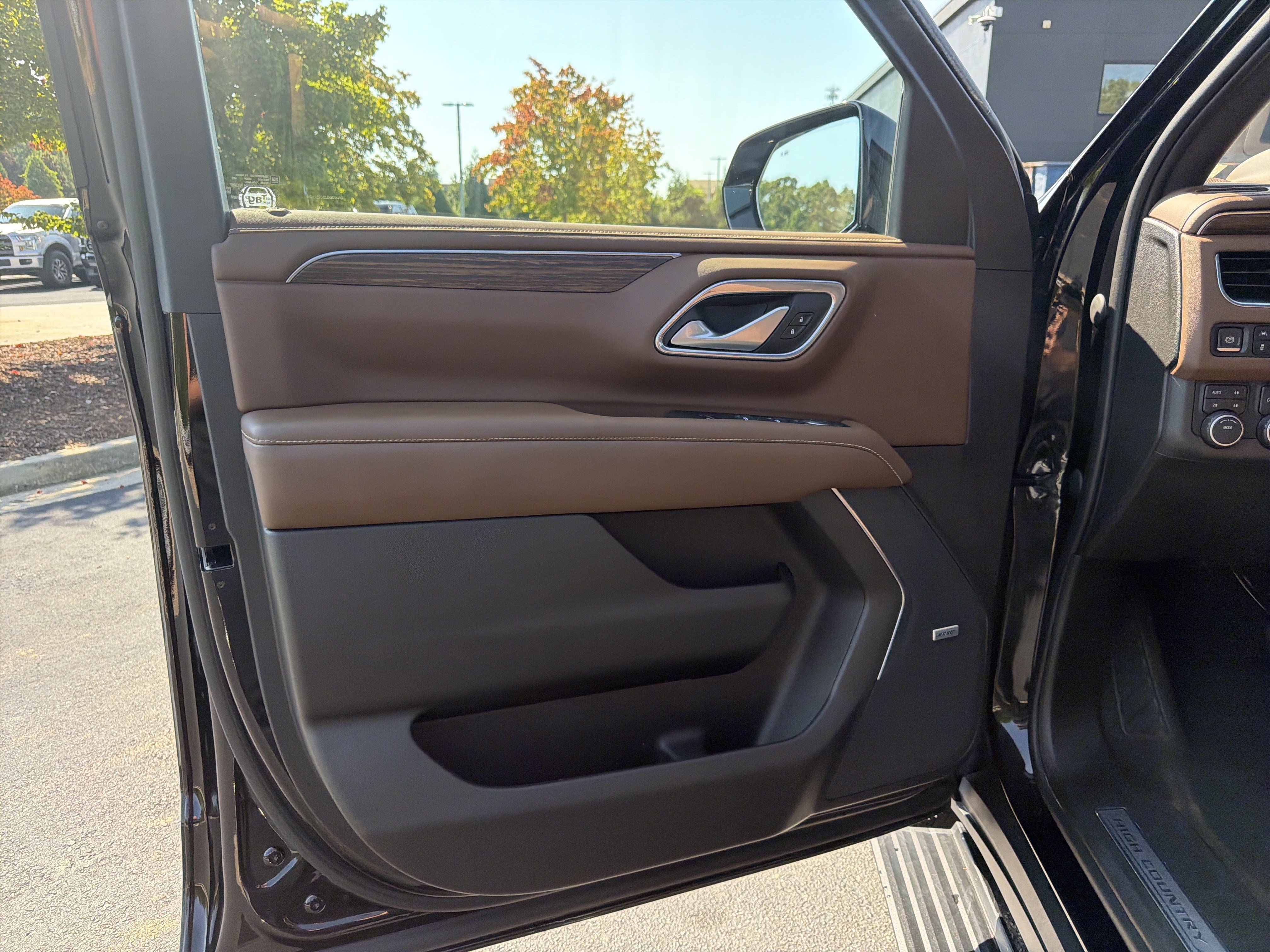 Used 2022 Chevrolet Suburban High Country AWD/4WD image 25