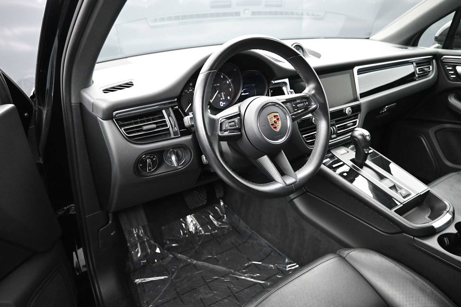 Certified 2024 Porsche Macan AWD/4WD image 4