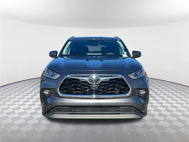 Used 2024 Toyota Highlander Platinum image 2