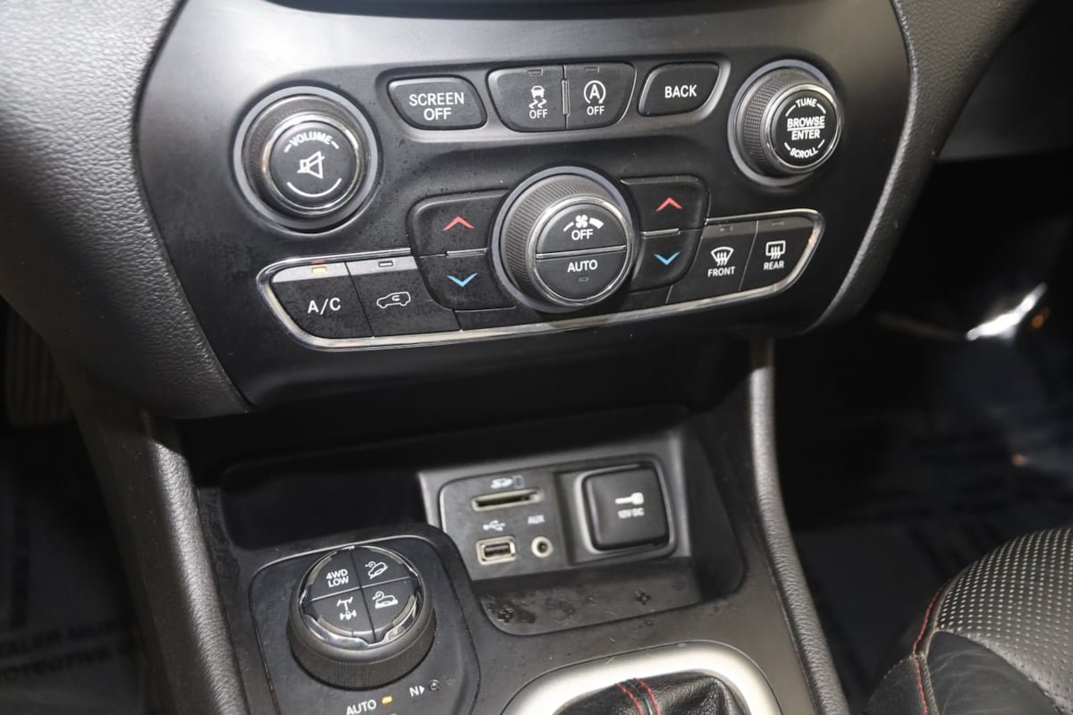 Used 2017 Jeep Cherokee Trailhawk AWD/4WD image 30