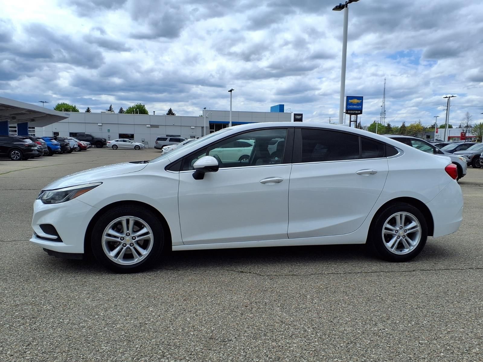 Used 2017 Chevrolet Cruze LT w/ Convenience Package FWD image 8