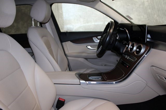 Used 2022 Mercedes-Benz GLC 300 4MATIC w/ Premium Package Lite image 5