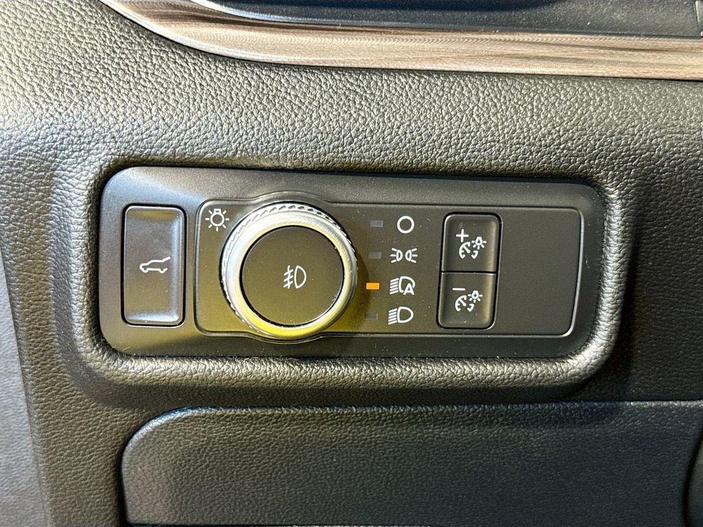 Used 2021 Ford Explorer Limited w/ Equipment Group 301A AWD/4WD image 16