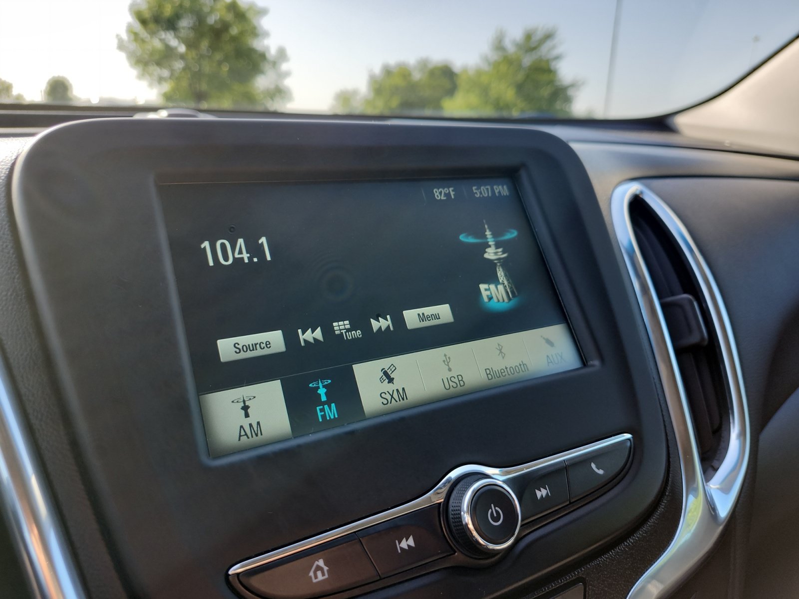 Used 2018 Chevrolet Equinox LT FWD image 16