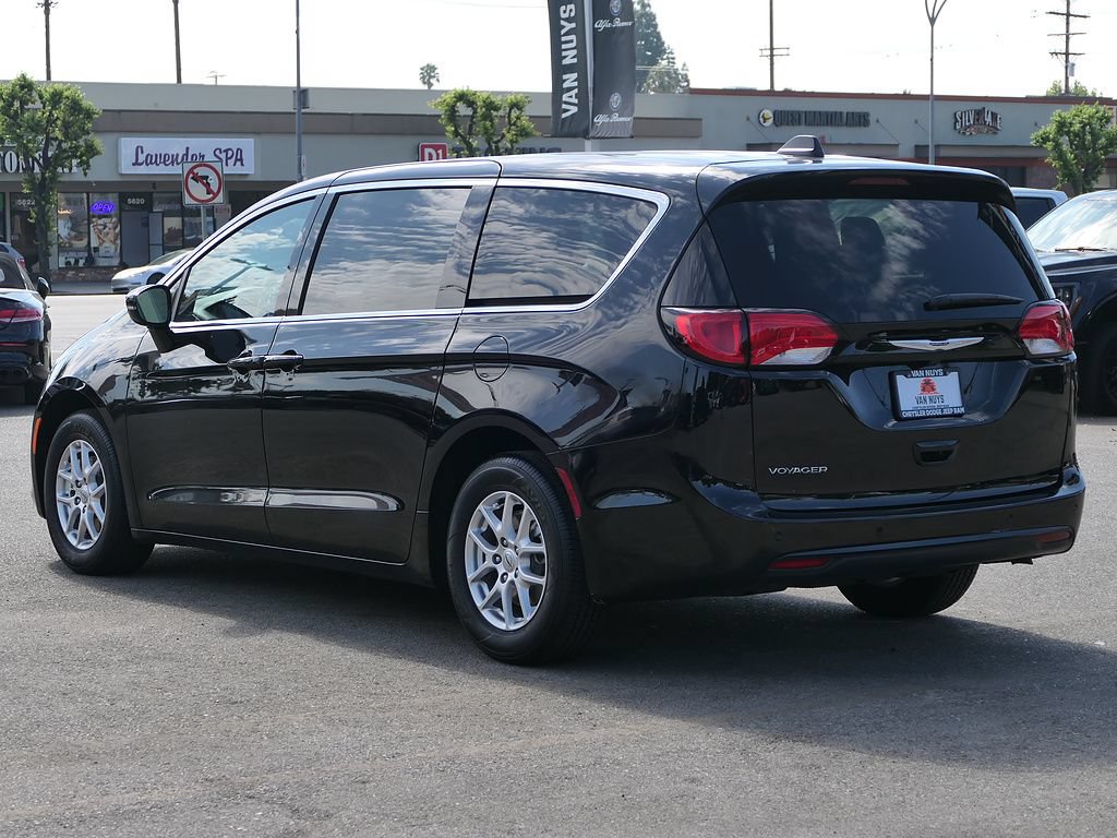 Used 2025 Chrysler Voyager LX FWD image 6