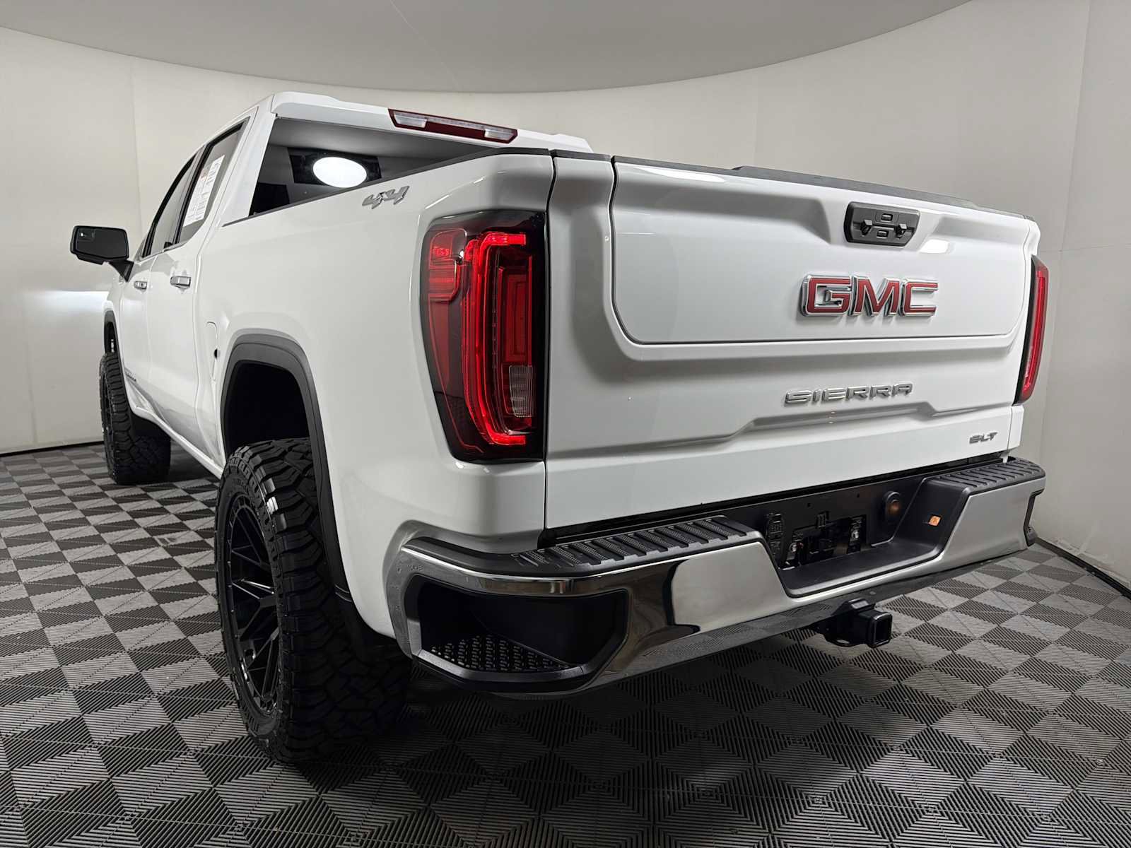 Used 2025 GMC Sierra 1500 SLT image 4