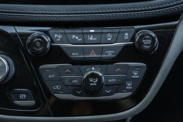 Used 2019 Chrysler Pacifica Limited FWD image 31
