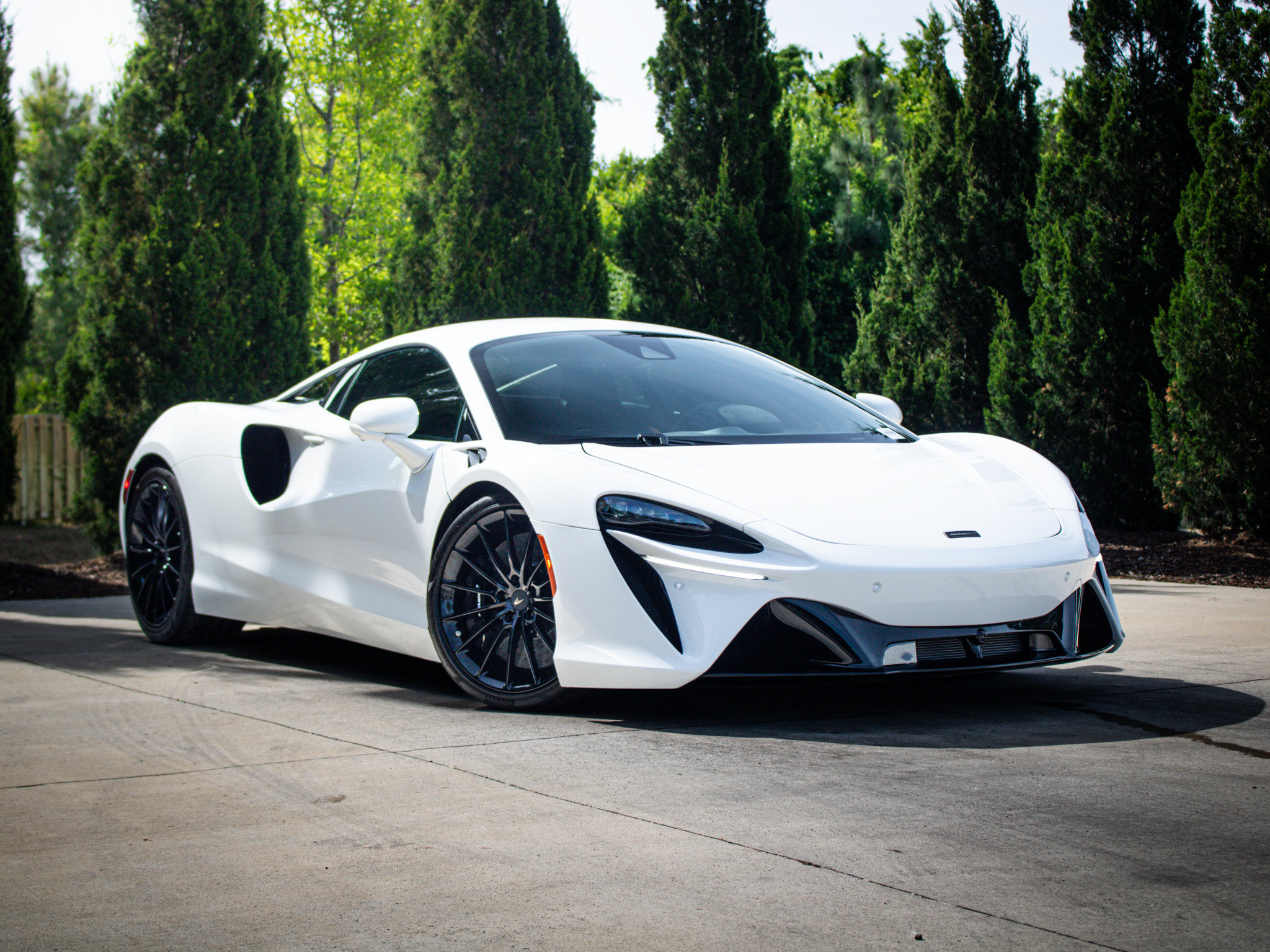 Used 2025 McLaren Artura RWD image 2