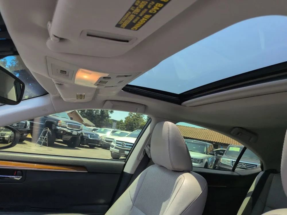 Used 2015 Lexus ES 300h image 28