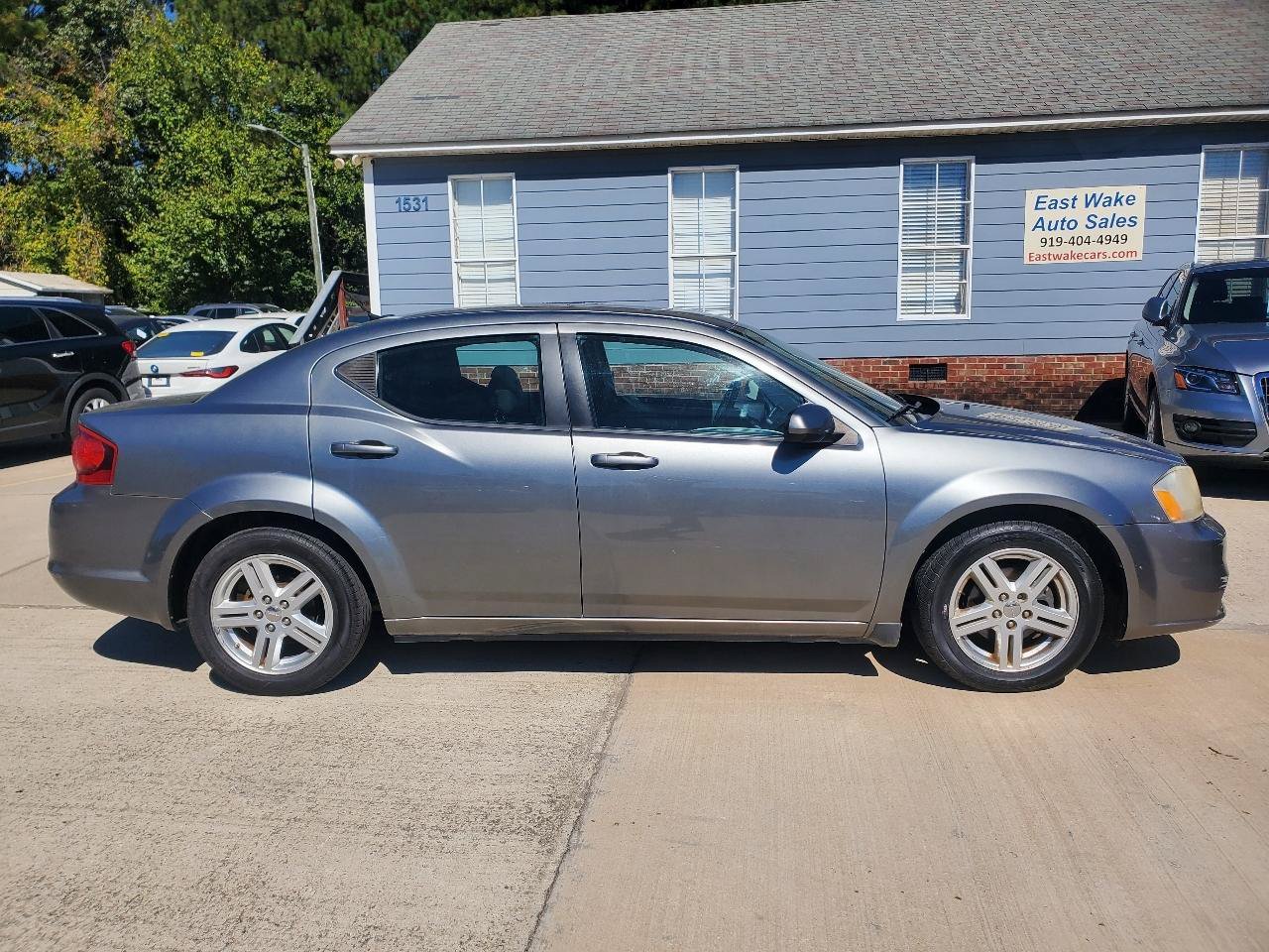 Used 2012 Dodge Avenger SXT FWD image 4