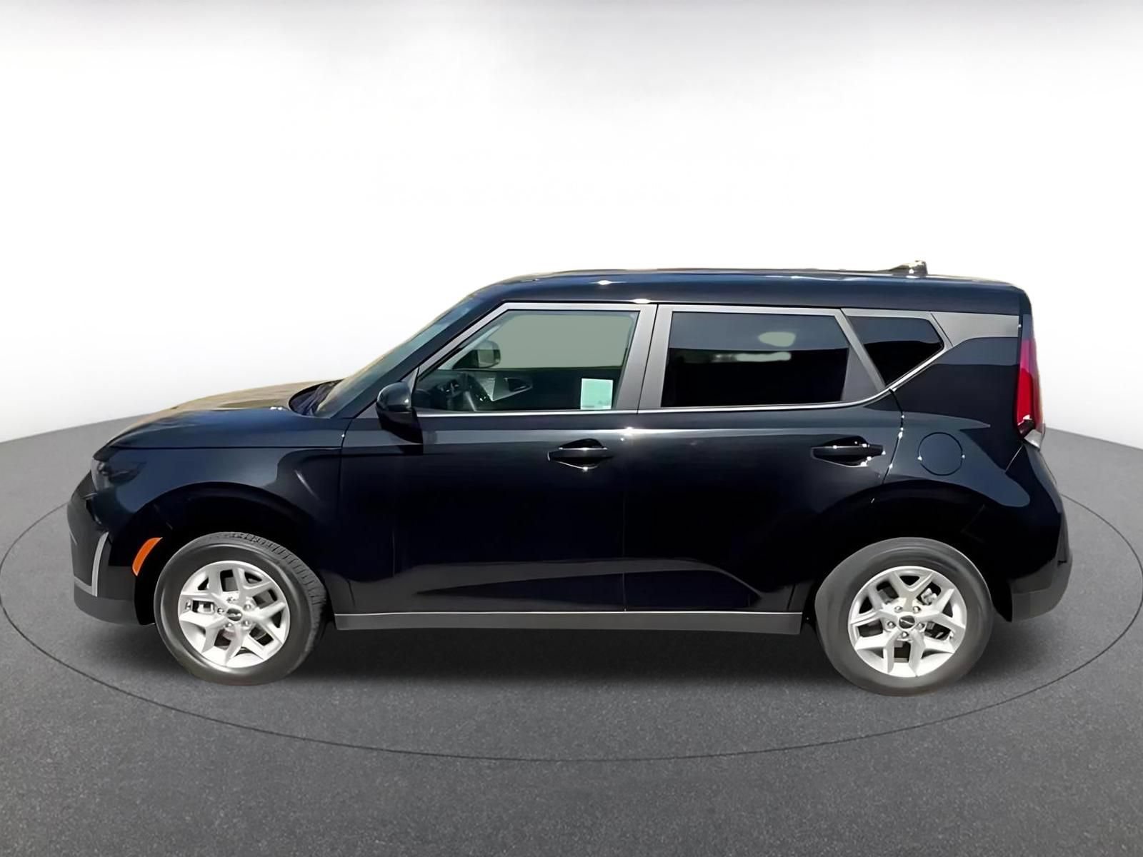 Used 2025 Kia Soul LX w/ LX Technology Package FWD image 8