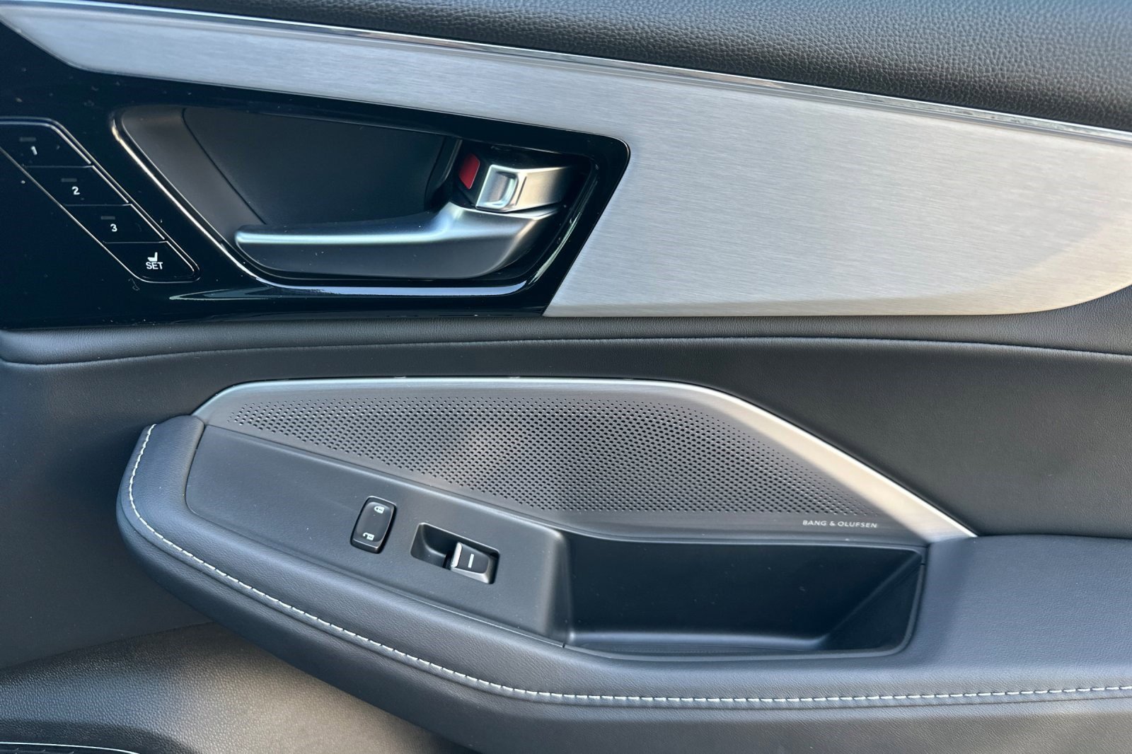 Used 2025 Acura MDX SH-AWD w/ Technology Package image 23