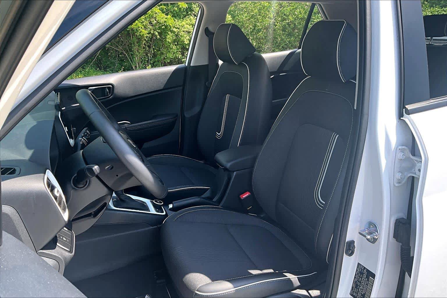 Used 2025 Hyundai Venue Limited FWD image 8