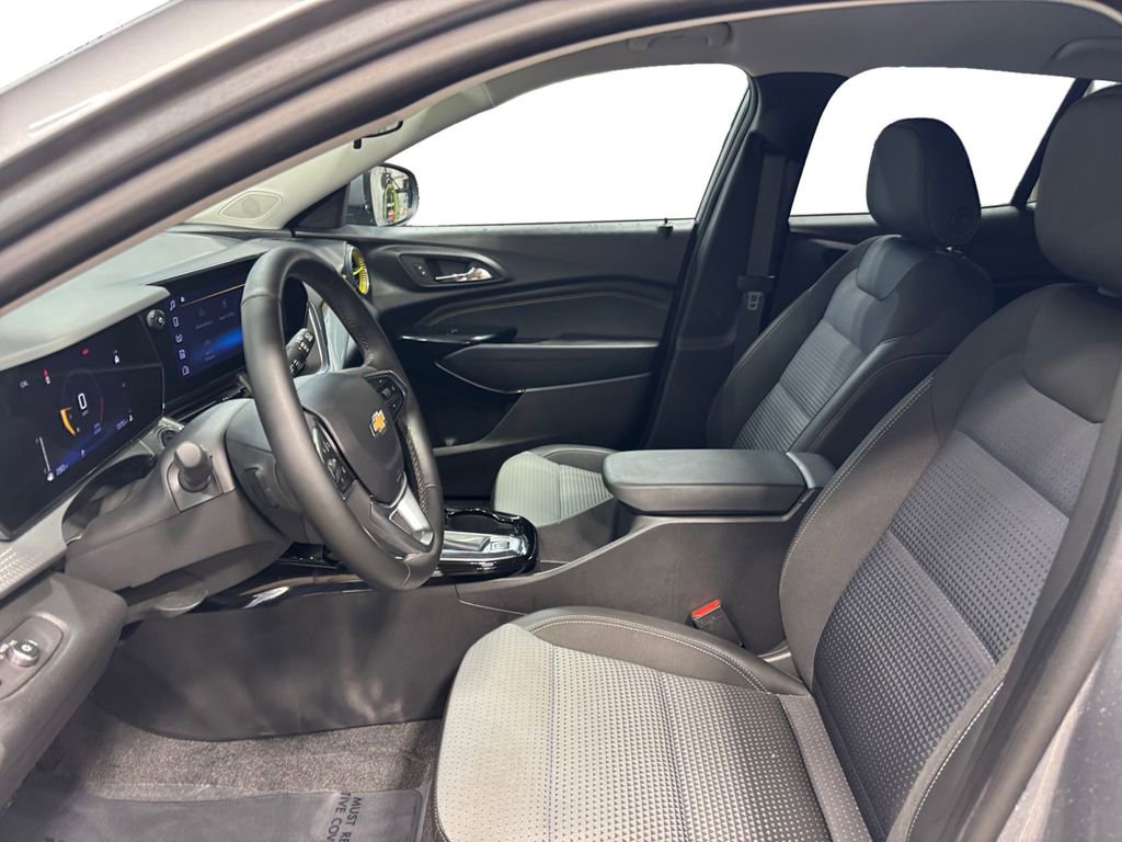 Used 2024 Chevrolet Trax LT w/ Driver Confidence Package FWD image 8