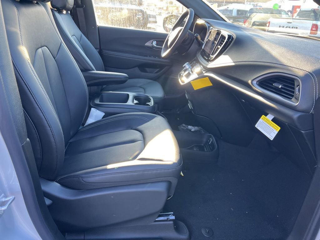 New 2026 Chrysler Pacifica Select FWD image 11
