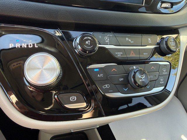 Used 2017 Chrysler Pacifica Touring-L FWD image 31
