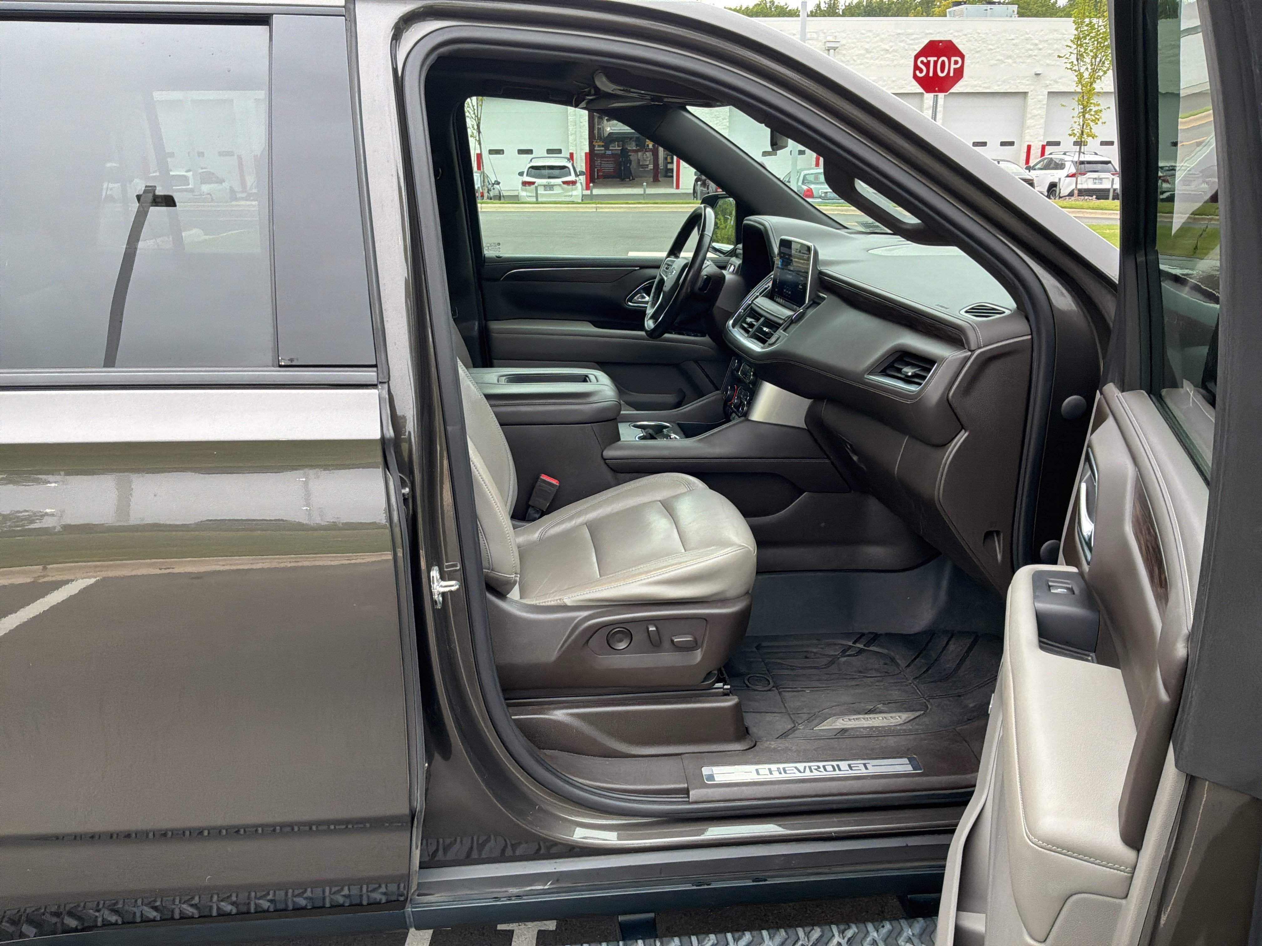 Used 2021 Chevrolet Tahoe Z71 w/ Z71 Signature Package AWD/4WD image 34