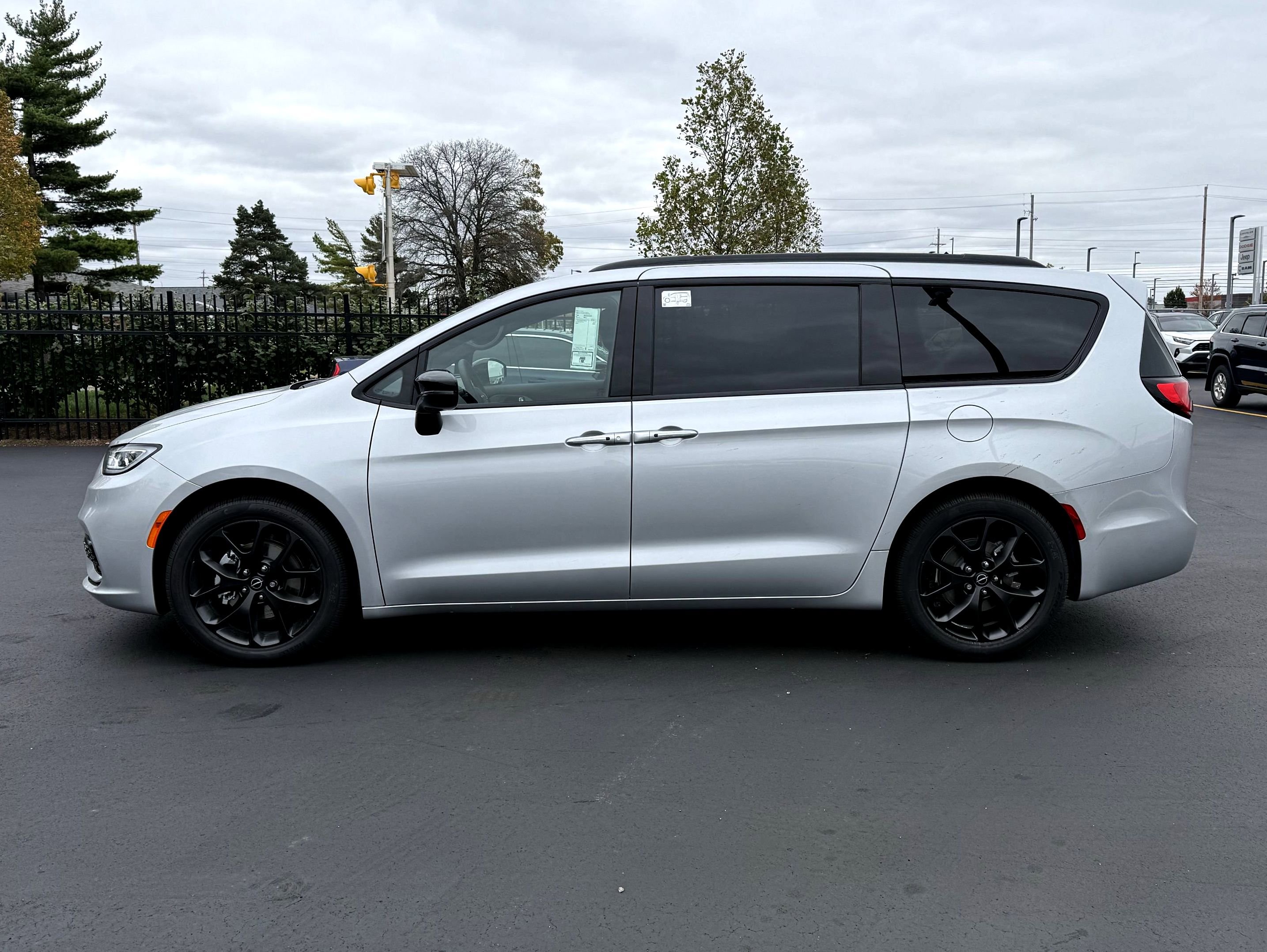 New 2026 Chrysler Pacifica Limited image 6