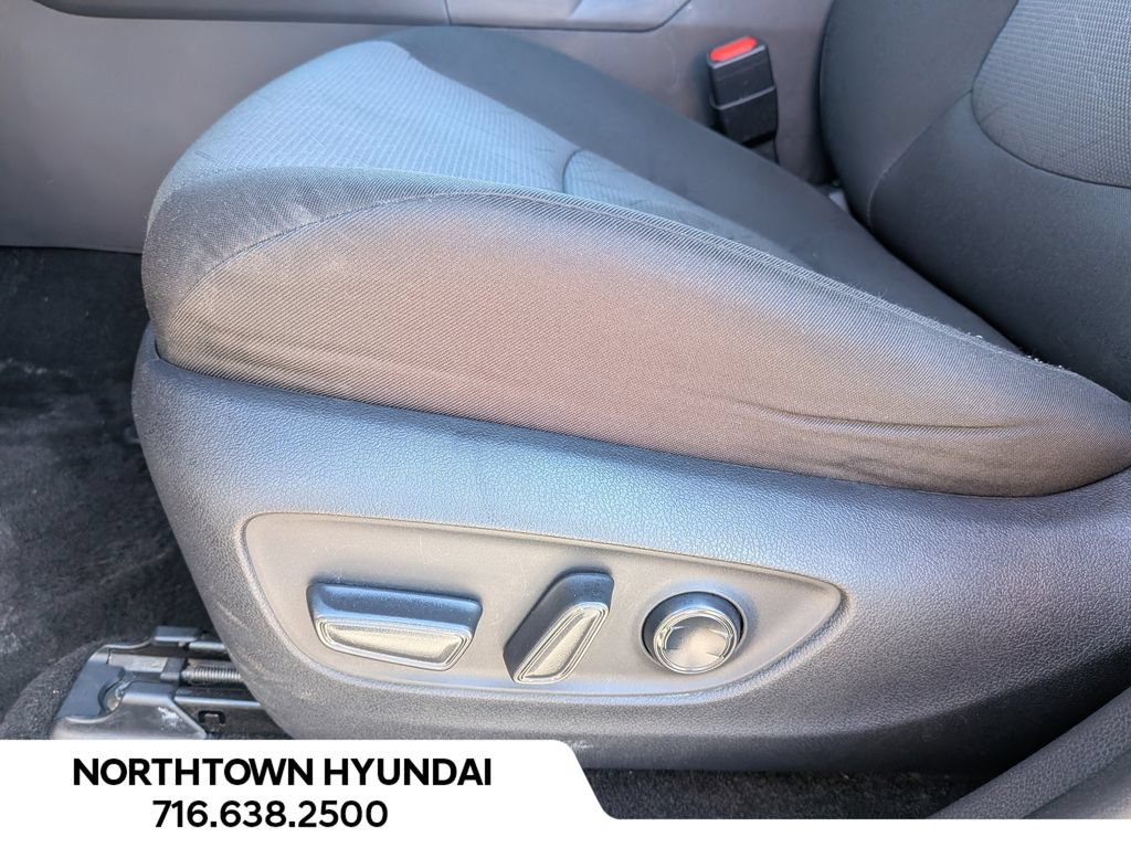 Used 2025 Toyota RAV4 XLE AWD/4WD image 12