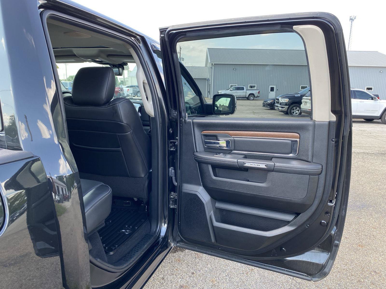 Used 2017 RAM 1500 Laramie w/ Convenience Group AWD/4WD image 30