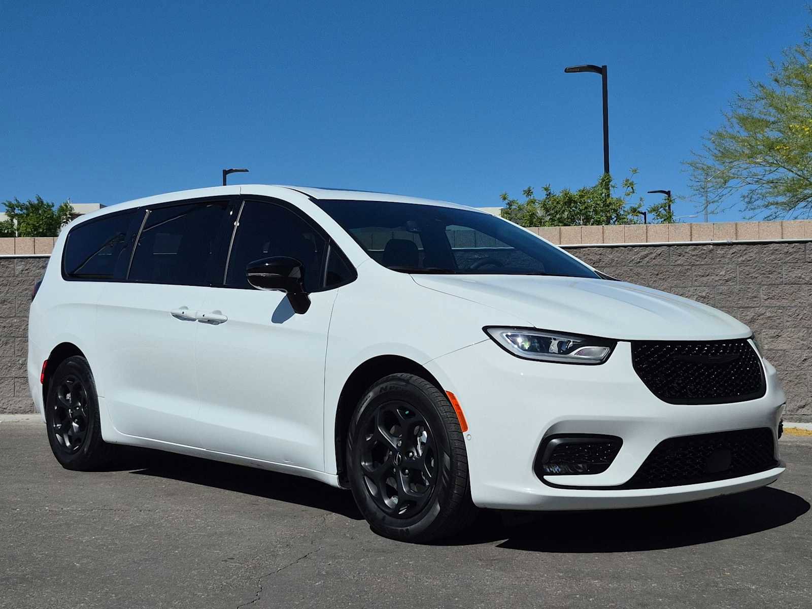 Used 2023 Chrysler Pacifica Limited w/ S Appearance Package FWD image 3