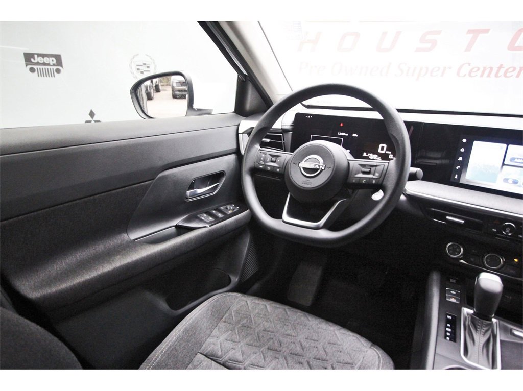 Used 2025 Nissan Kicks SV image 6