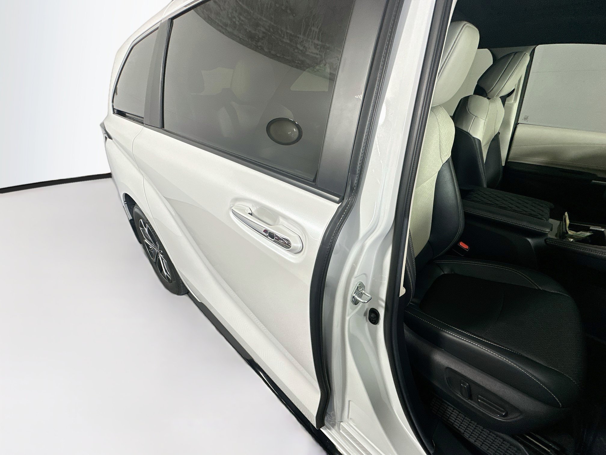 Used 2025 Toyota Sienna Platinum AWD/4WD image 28