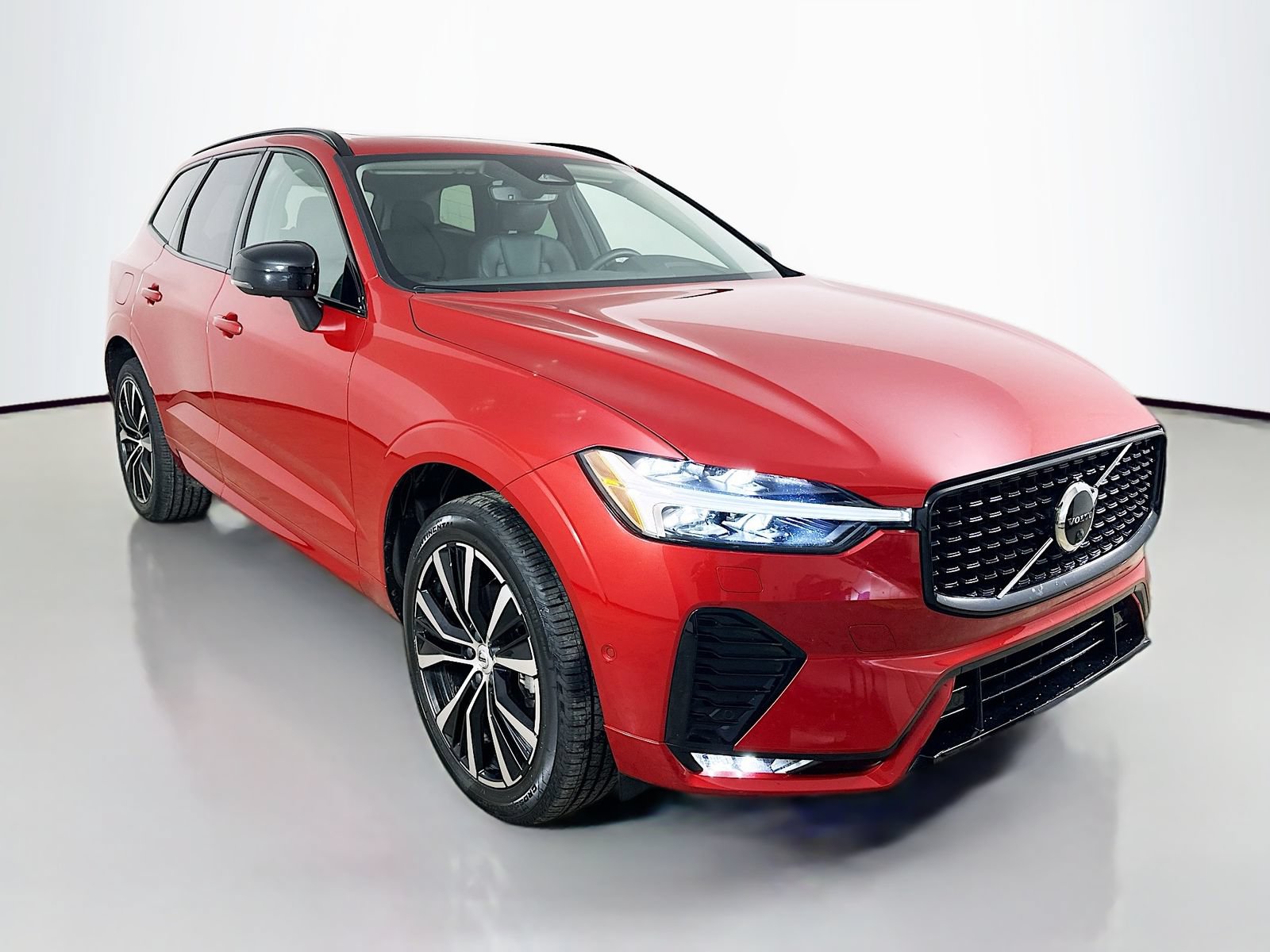 Used 2023 Volvo XC60 B5 Plus w/ Climate Package AWD/4WD image 3