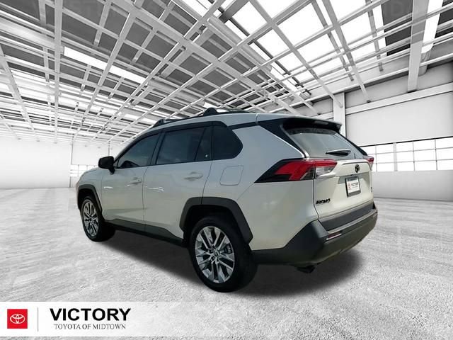 Used 2022 Toyota RAV4 XLE Premium image 5