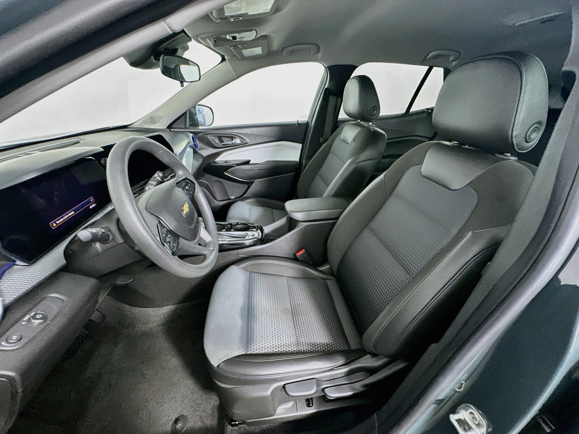 Used 2025 Chevrolet Trax LT FWD image 13