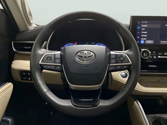 Used 2024 Toyota Highlander Limited AWD/4WD image 10