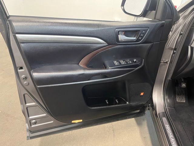 Used 2017 Toyota Highlander Limited Platinum w/ Carpet Mat Package AWD/4WD image 23