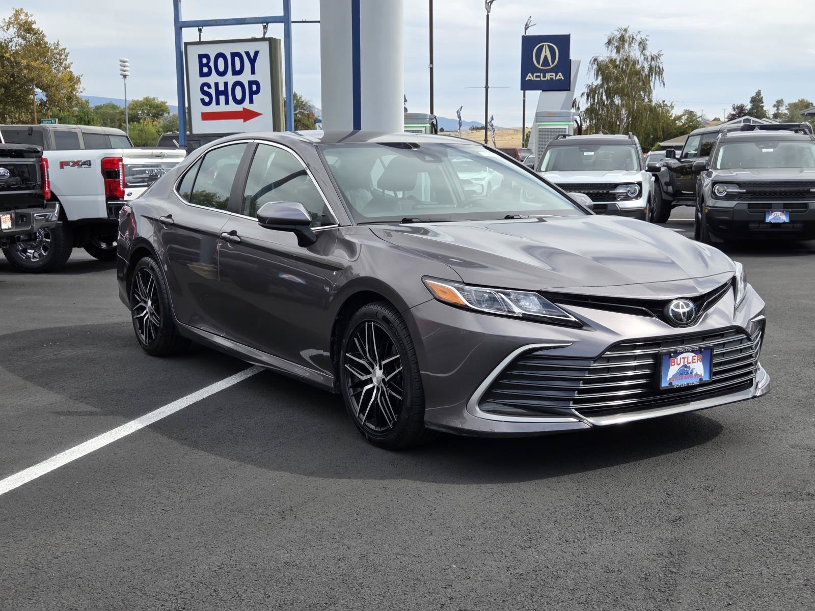 Used 2022 Toyota Camry LE FWD image 3