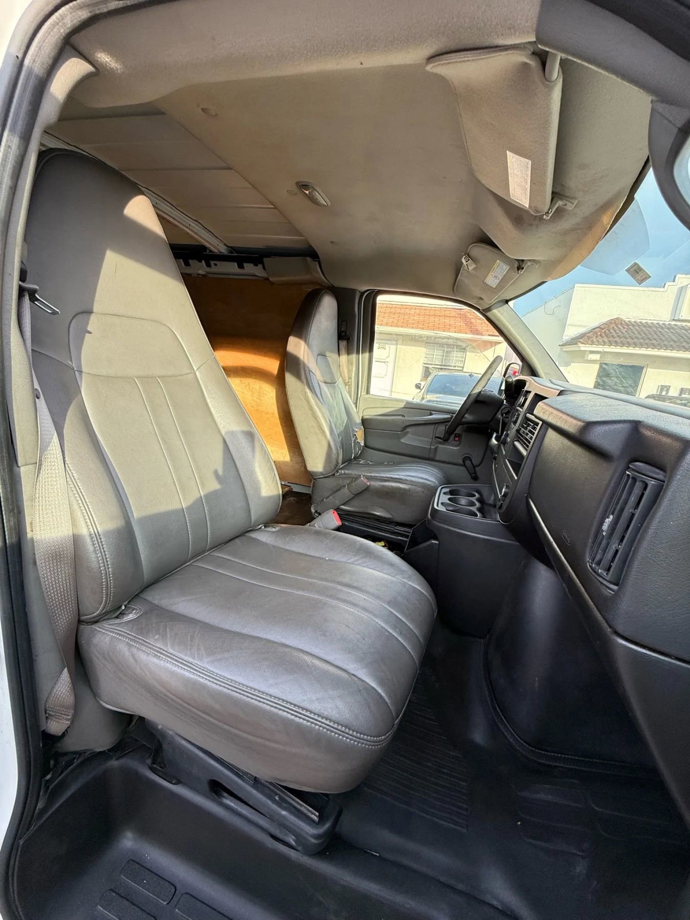 Used 2010 Chevrolet Express 2500 Extended image 25