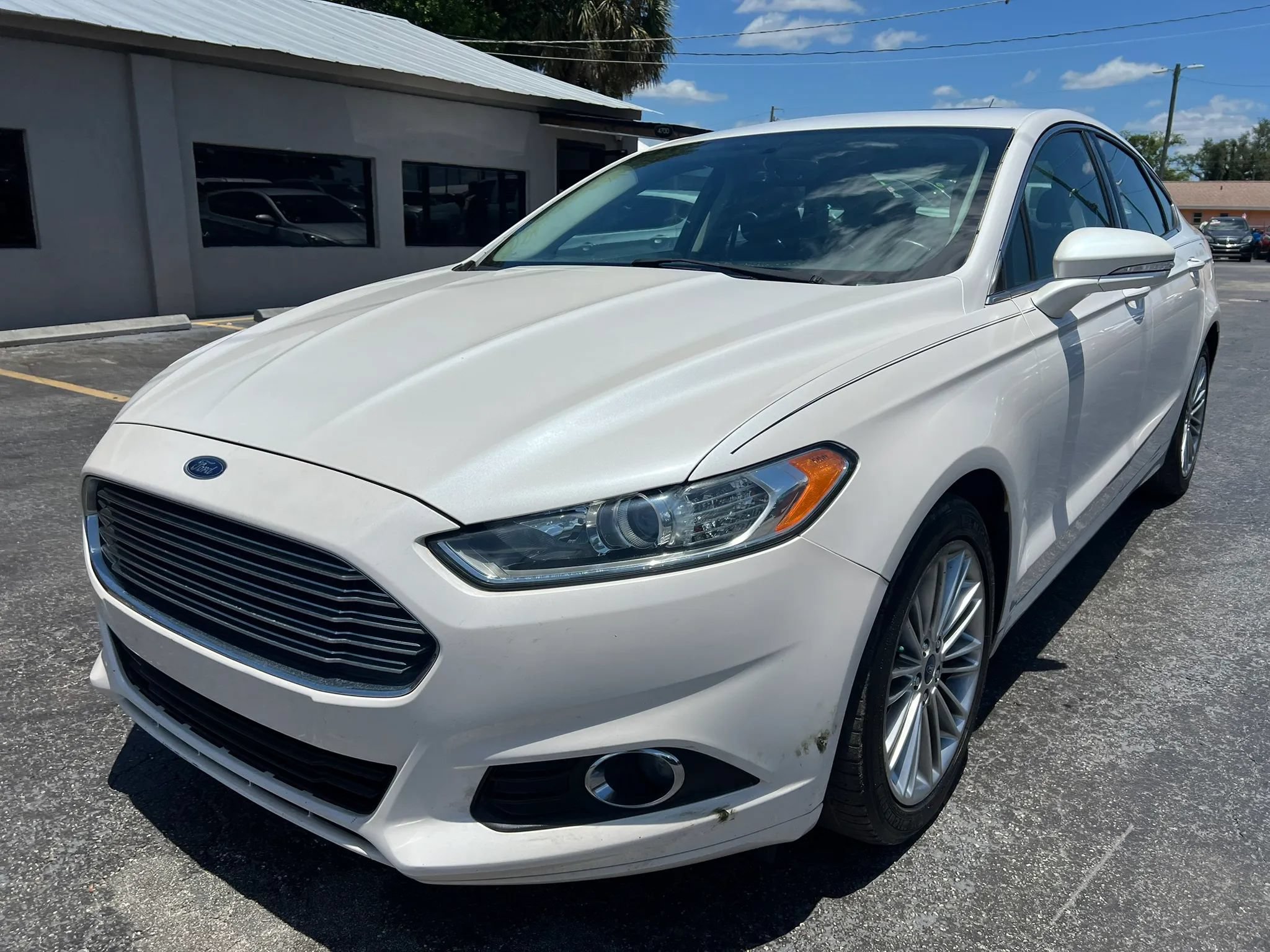 Used 2014 Ford Fusion SE w/ Equipment Group 202A FWD image 2