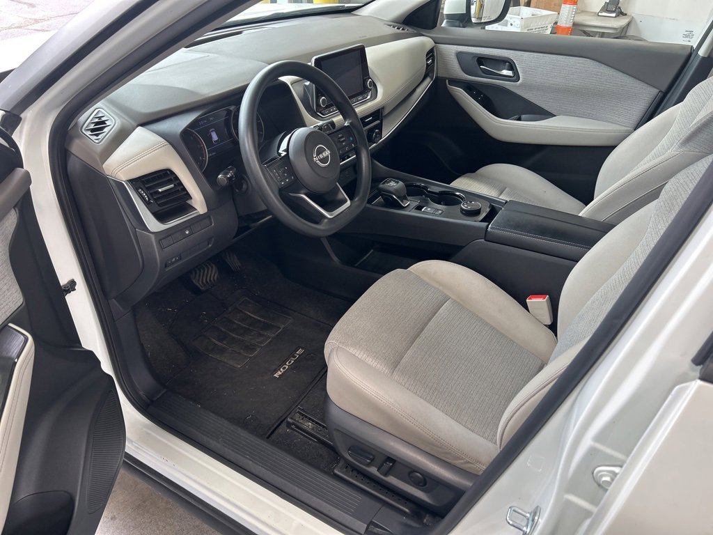 Used 2022 Nissan Rogue SV image 2