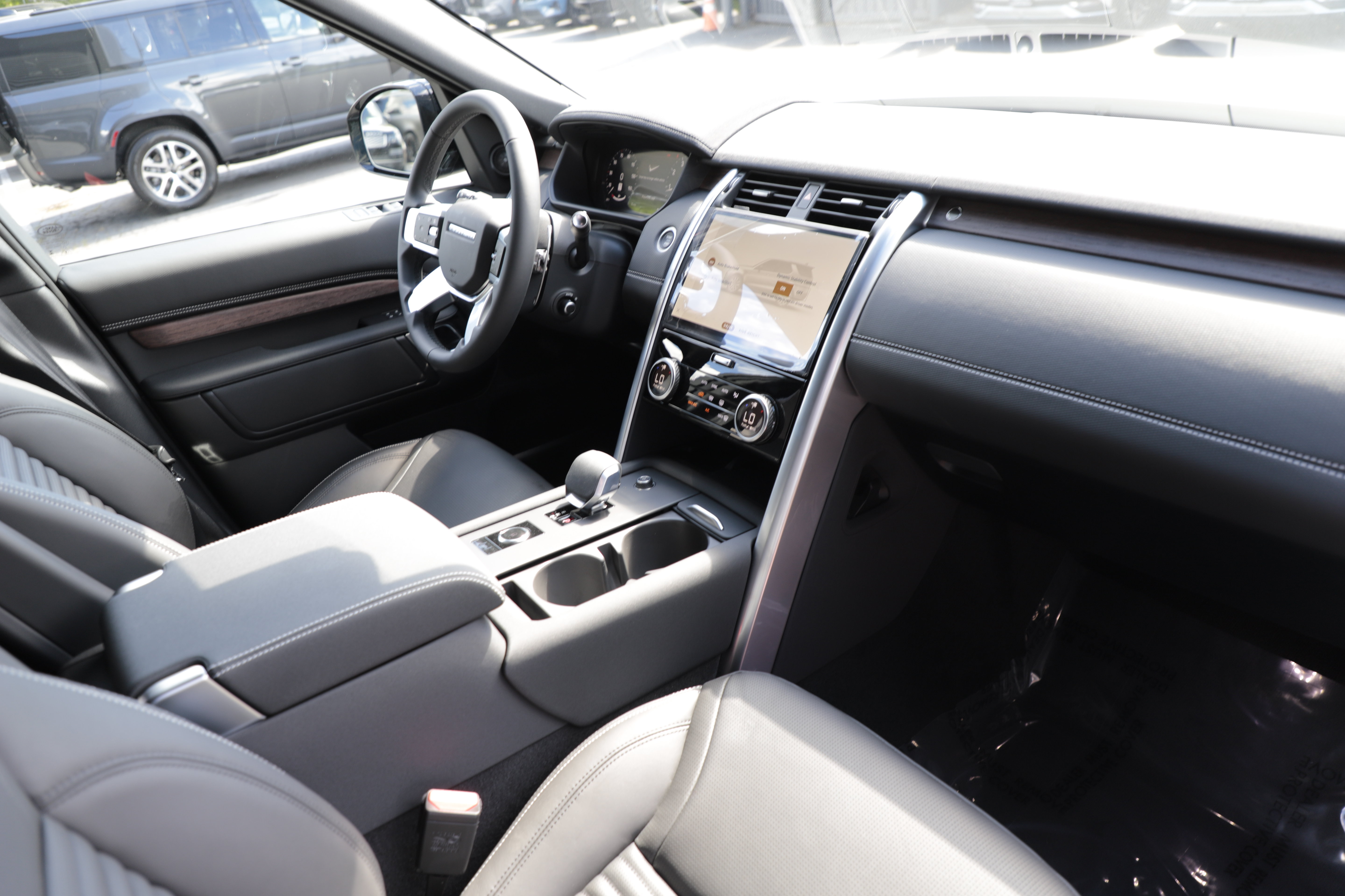 New 2026 Land Rover Discovery Dynamic SE AWD/4WD image 13