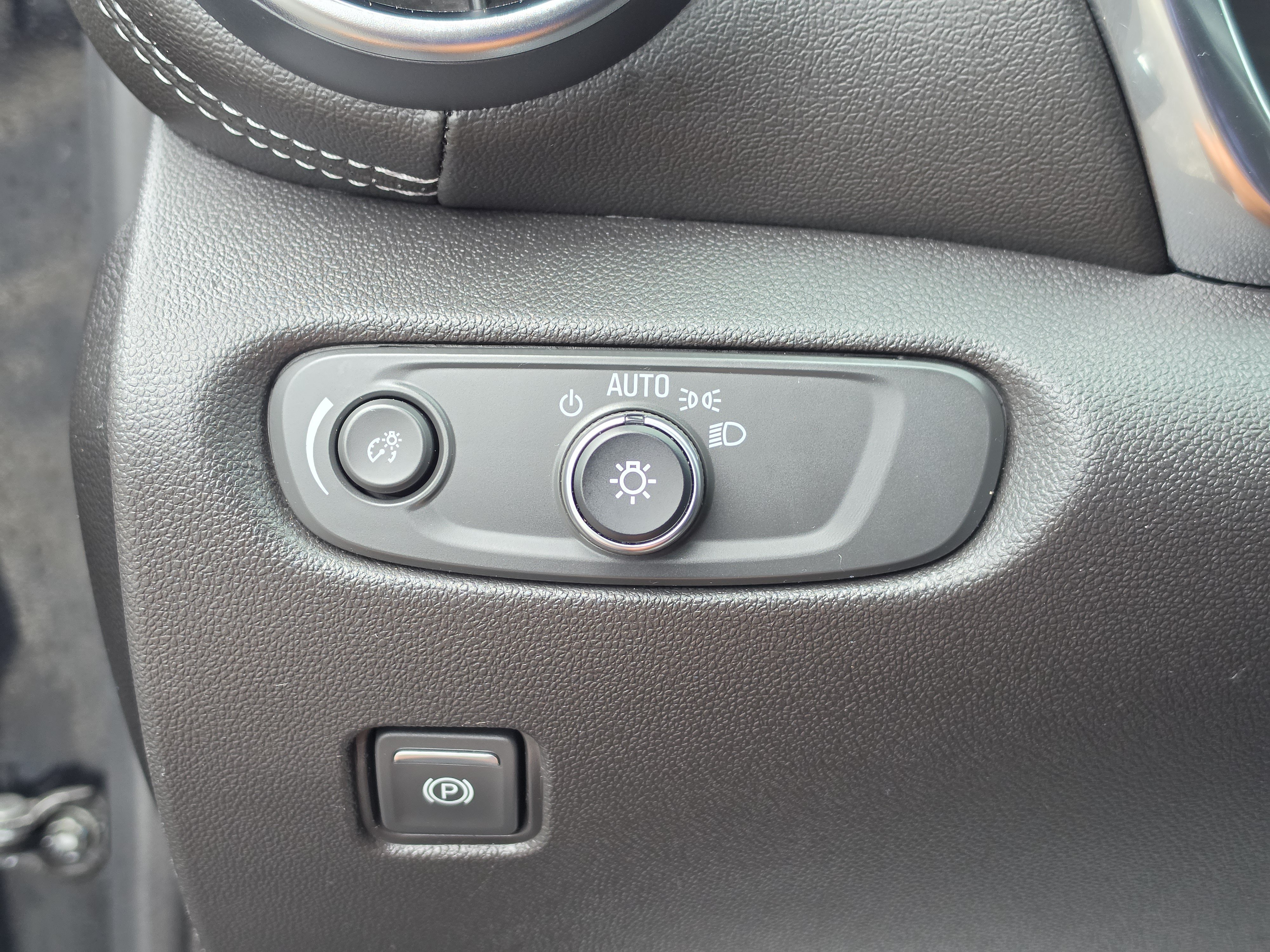 Used 2025 Chevrolet Blazer LT FWD image 30