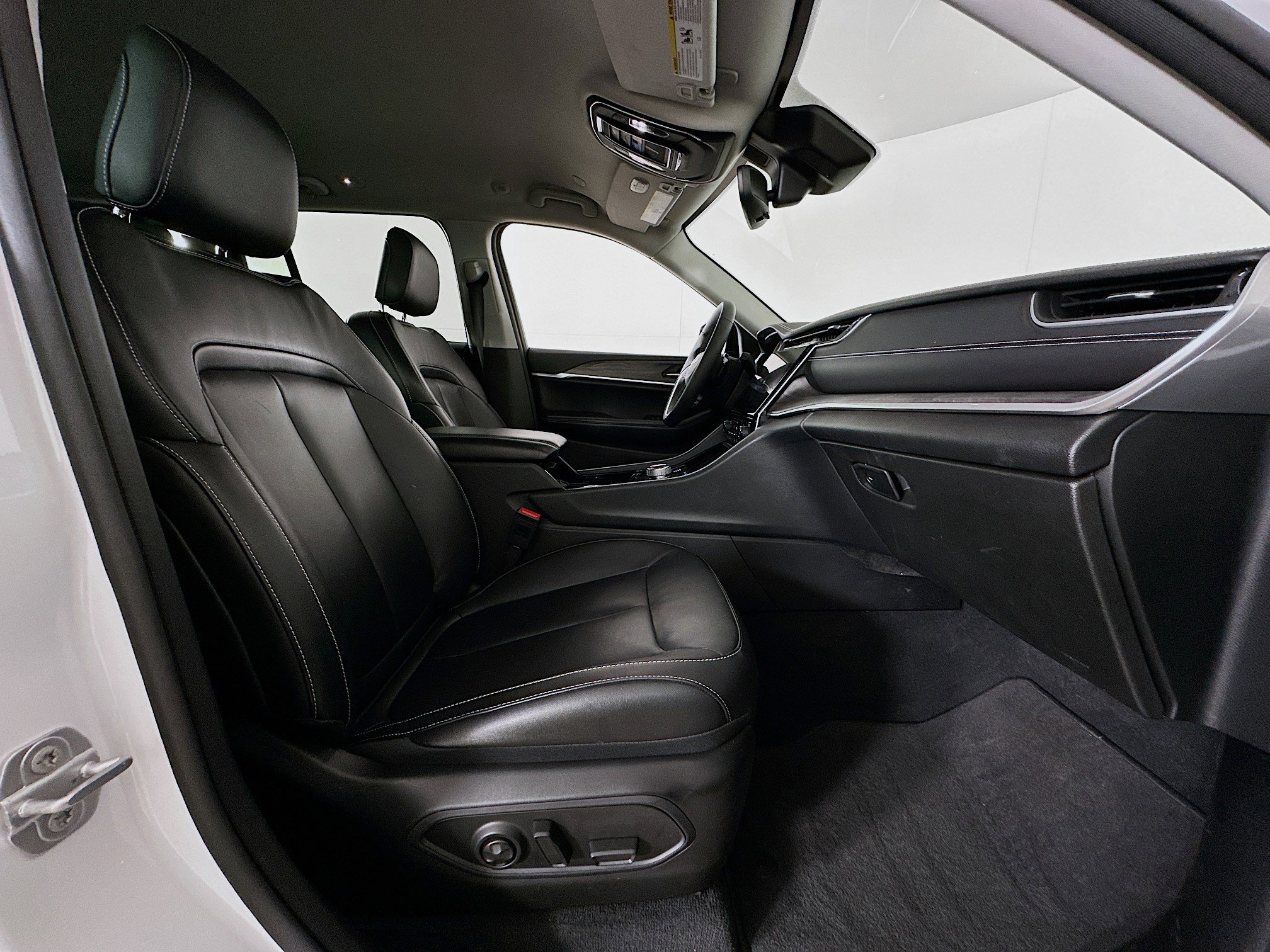 Used 2023 Jeep Grand Cherokee Limited w/ Black Appearance Package image 31