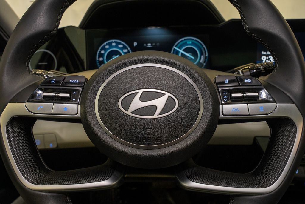 Used 2025 Hyundai Elantra Limited image 19