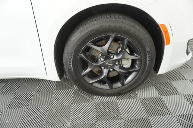 Used 2020 Chrysler Pacifica Touring-L image 15