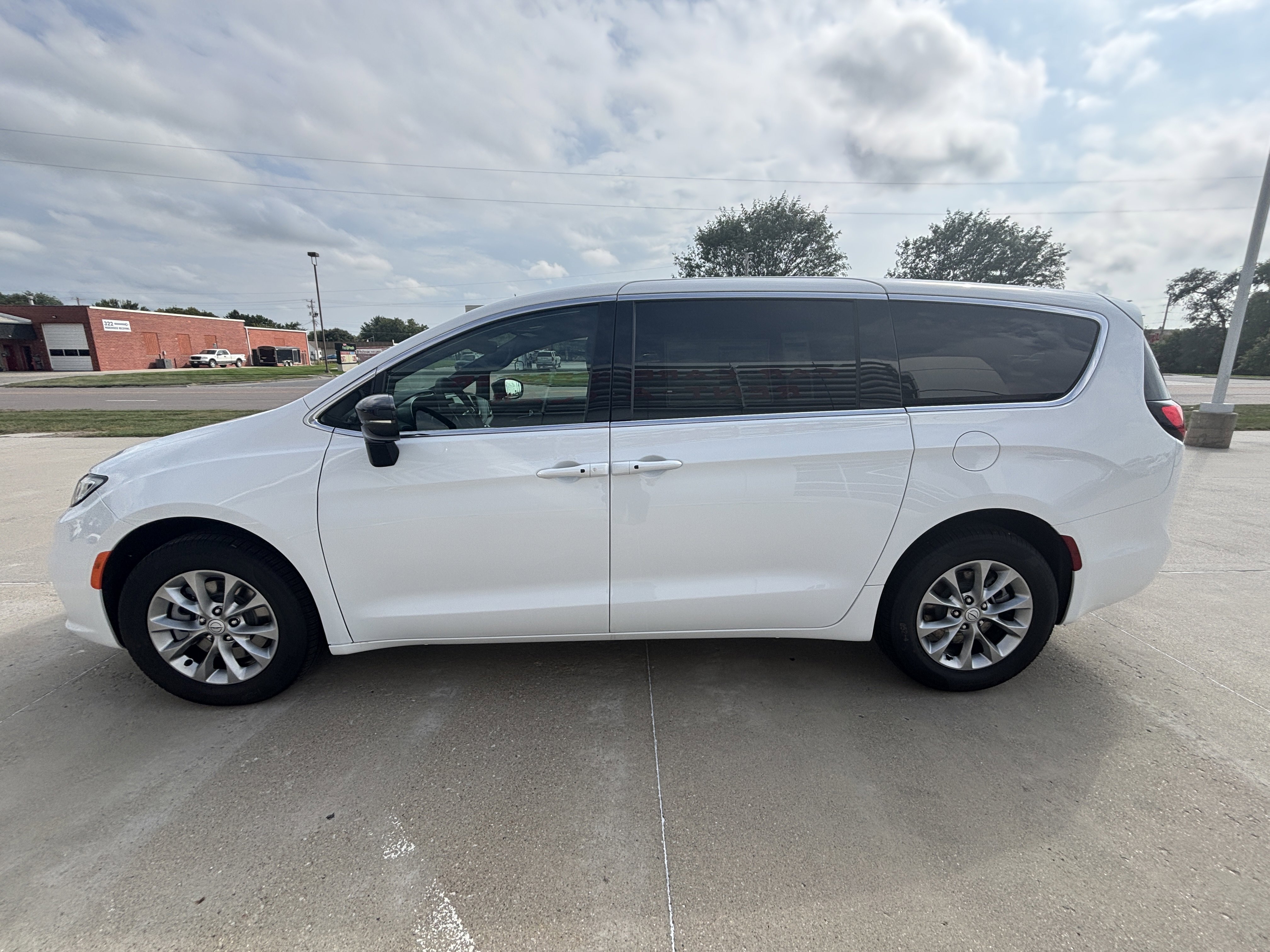 New 2026 Chrysler Pacifica Select image 5