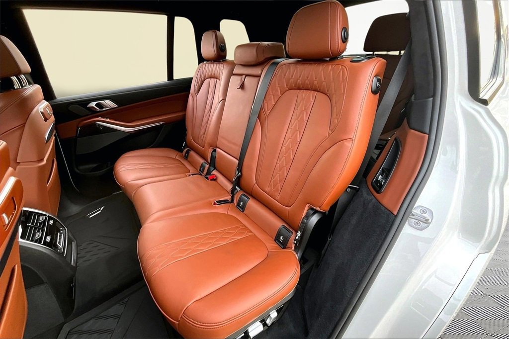 Used 2025 BMW X7 M60i w/ Climate Comfort Package image 26