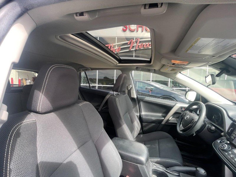 Used 2018 Toyota RAV4 XLE AWD/4WD image 3