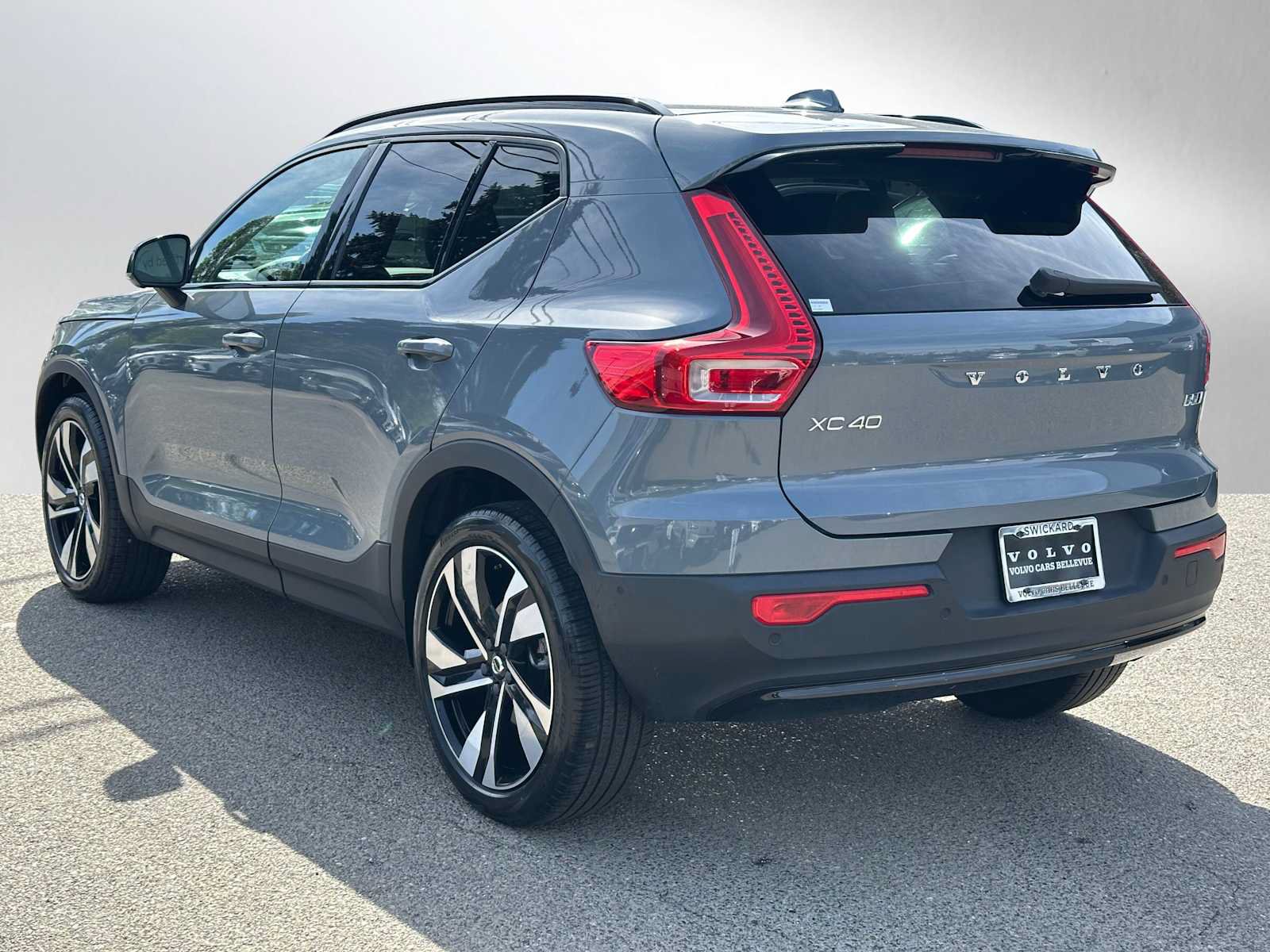 Certified 2023 Volvo XC40 B5 Plus w/ Driver Assist Package AWD/4WD image 6