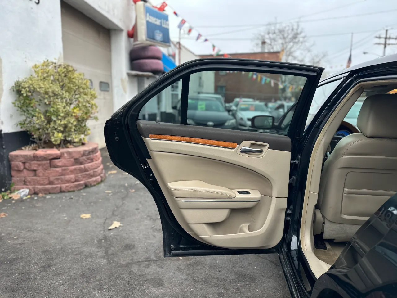 Used 2014 Chrysler 300 C RWD image 39