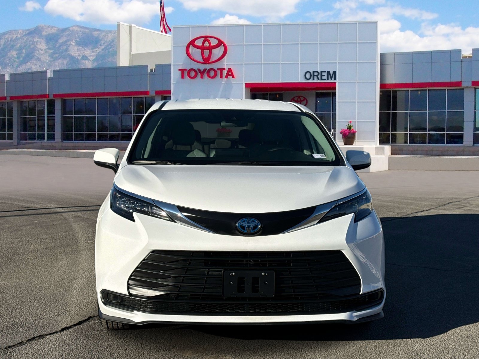 Used 2024 Toyota Sienna LE AWD/4WD image 2