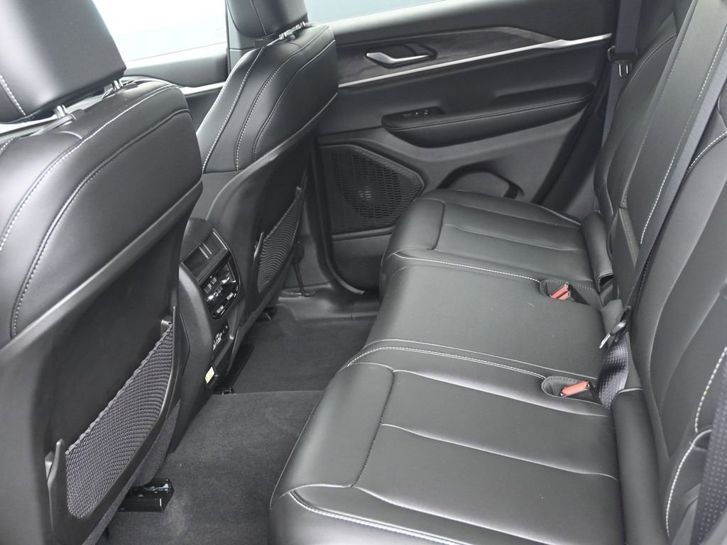 Used 2025 Jeep Grand Cherokee Limited w/ Black Appearance Package image 10