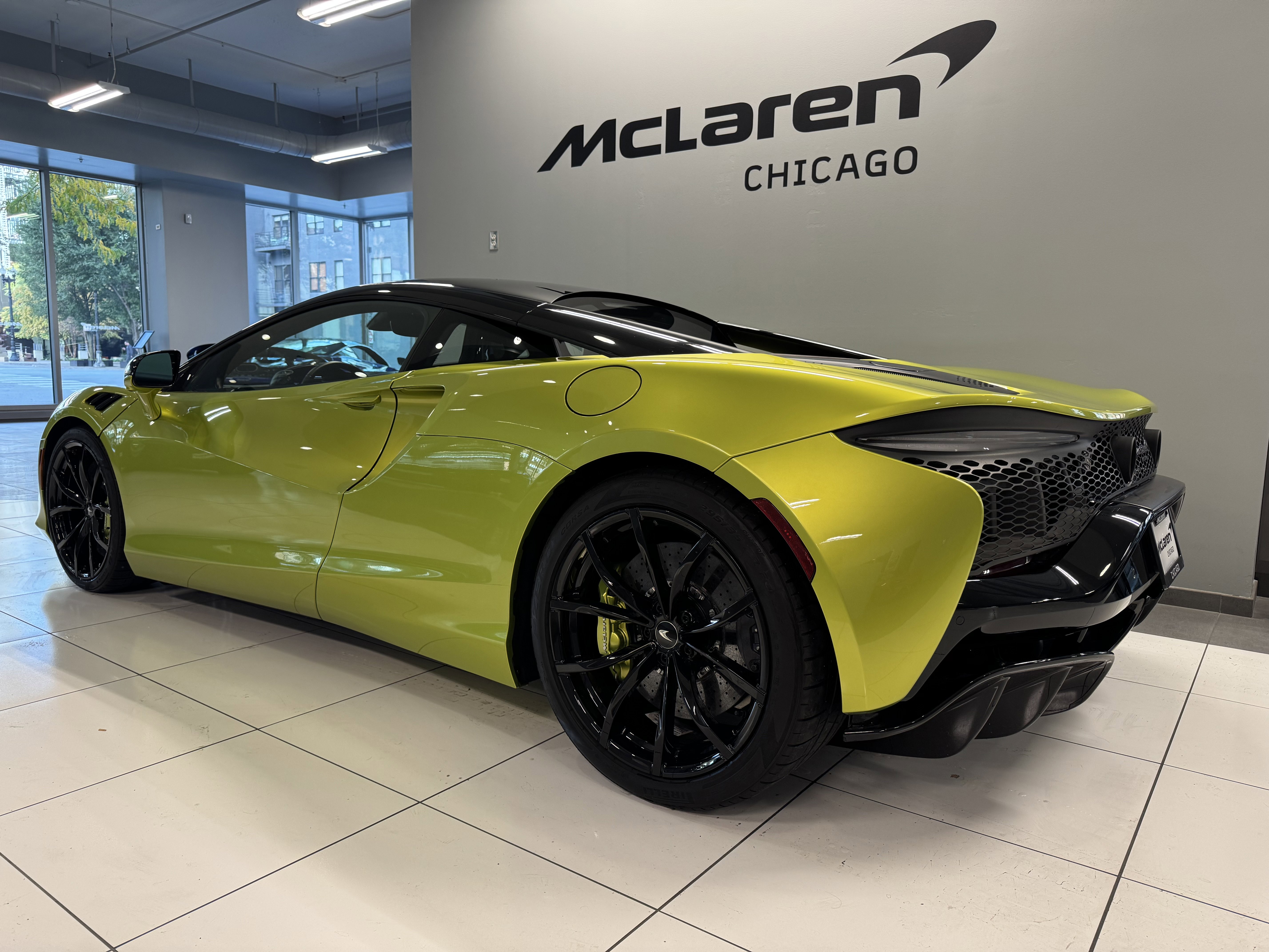 Used 2023 McLaren Artura image 3